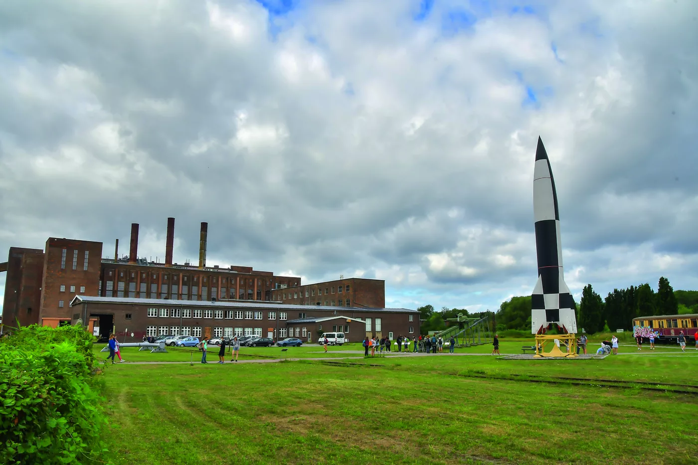 Museum Peenemünde: Rakete vor dem historischen Kraftwerk