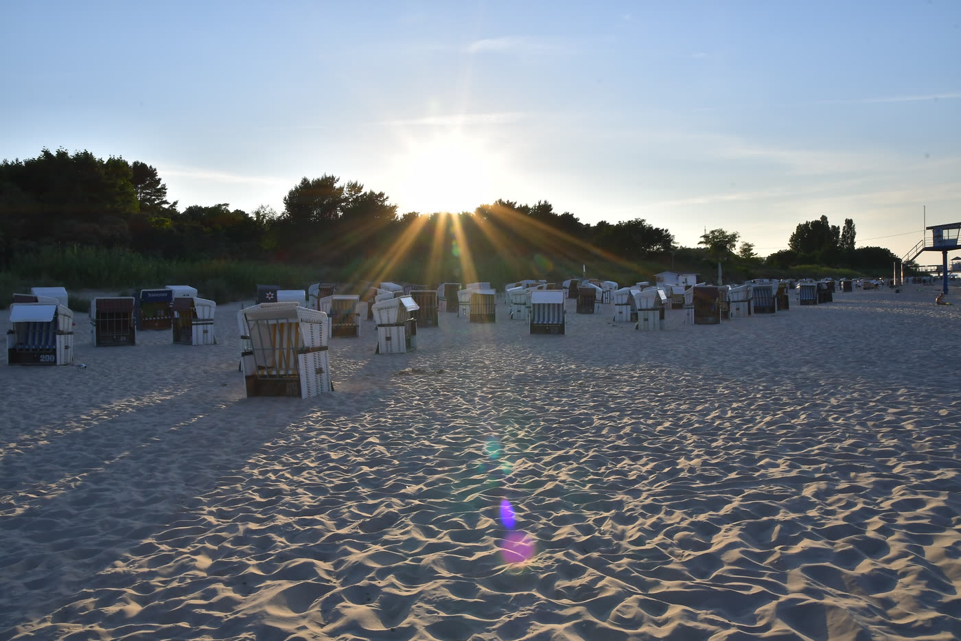 Strandkörbe am Ostseestrand im Gegenlicht der tiefstehenden Sonne