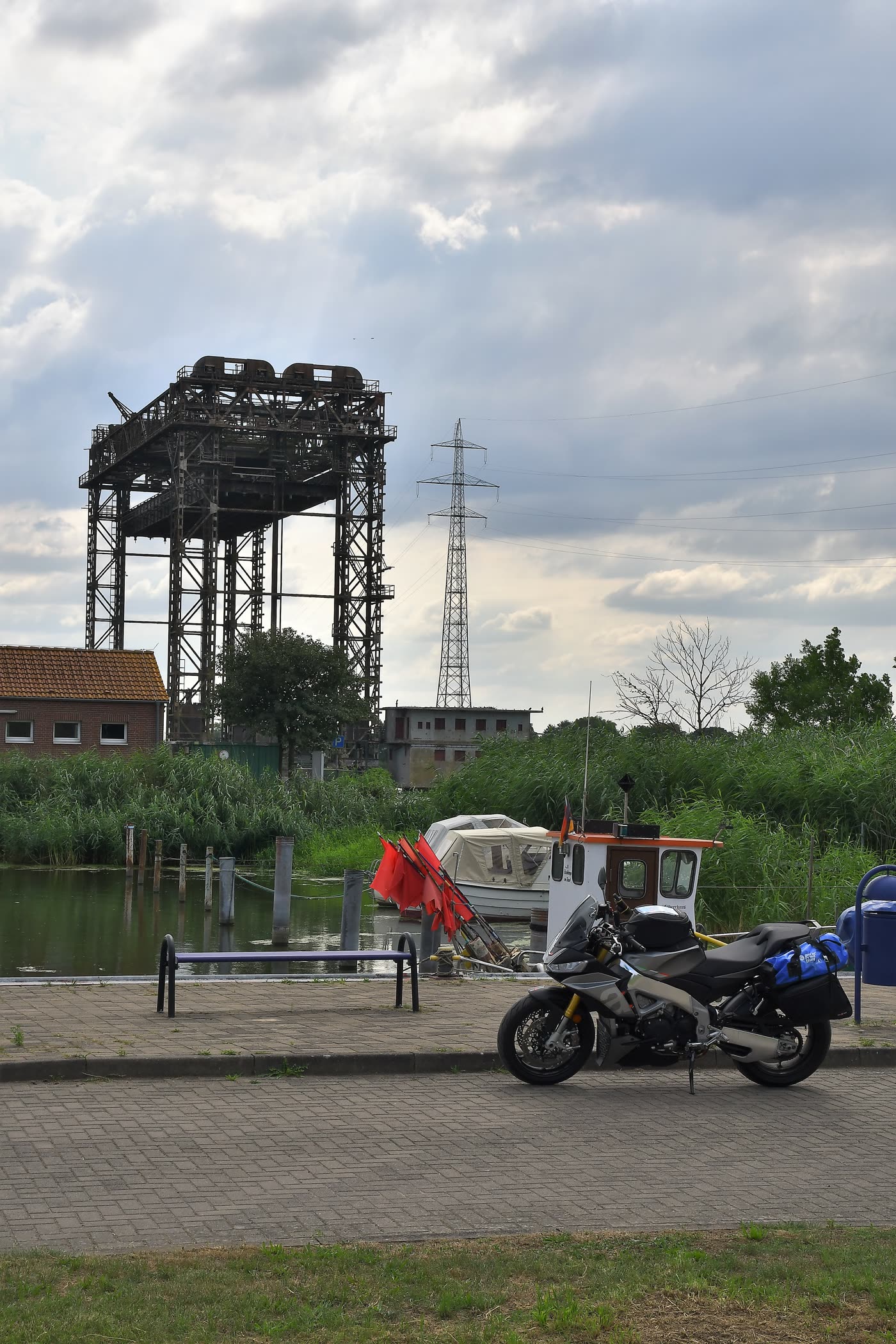 Motorräder vor dem stehen gebliebenen Hubteil der Karniner Eisenbahnbrücke