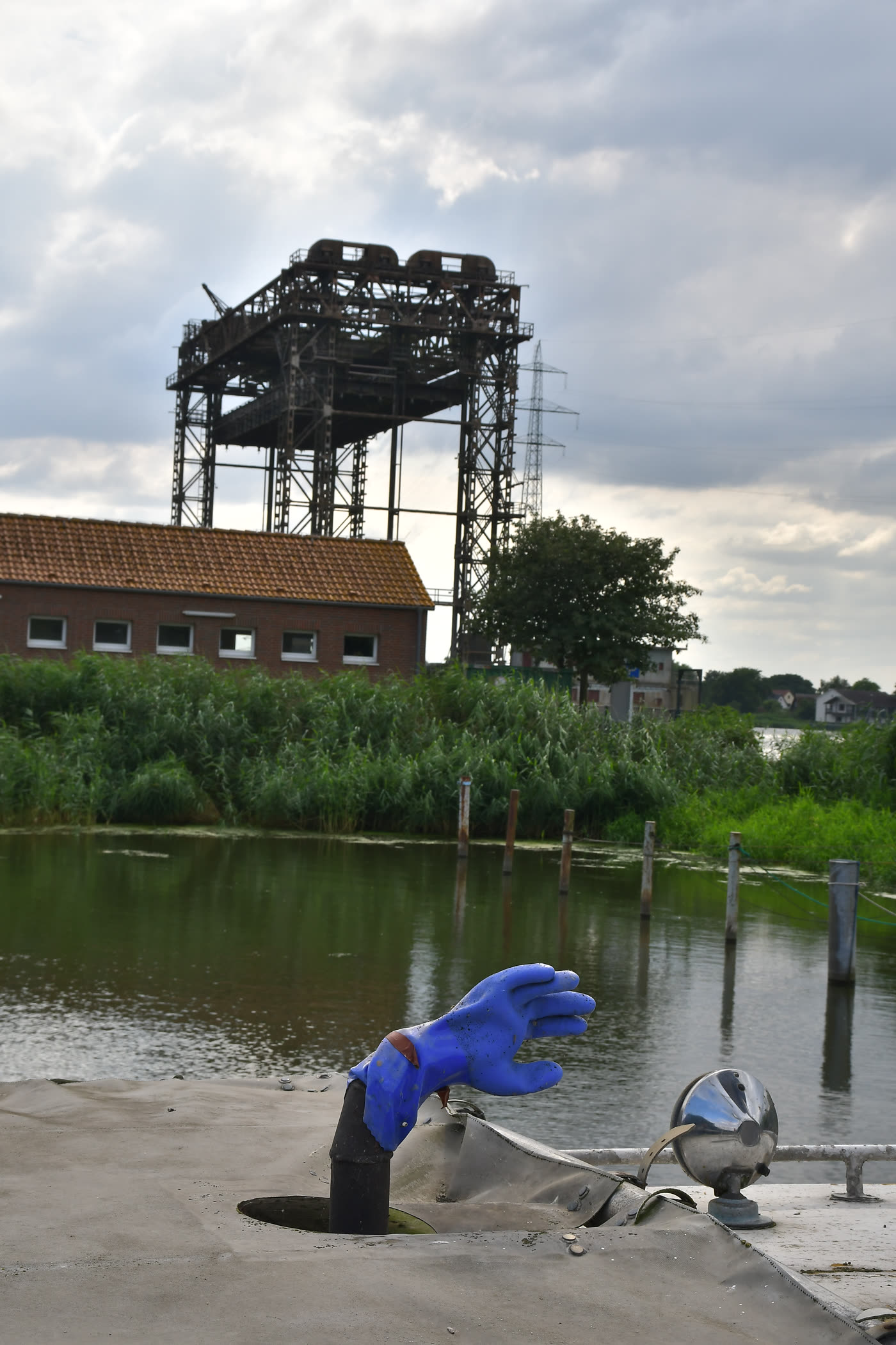 Das Stahlgerüst der Karniner Hubbrücke über dem Wasser Das Stahlgerüst der Karniner Hubbrücke über dem Wasser